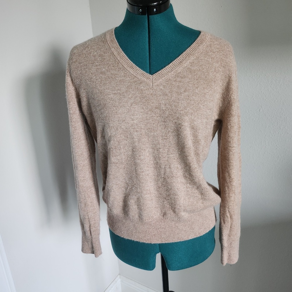 Quince Womens 100% Cashmere V Neck Sweater Size Small Classic Tan Color